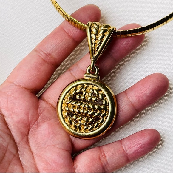 π2x Host Pickπ Vtg GIVENCHY Pendant Thick Rope Gold-Plate Enhancer Omega Chain - Picture 4 of 15